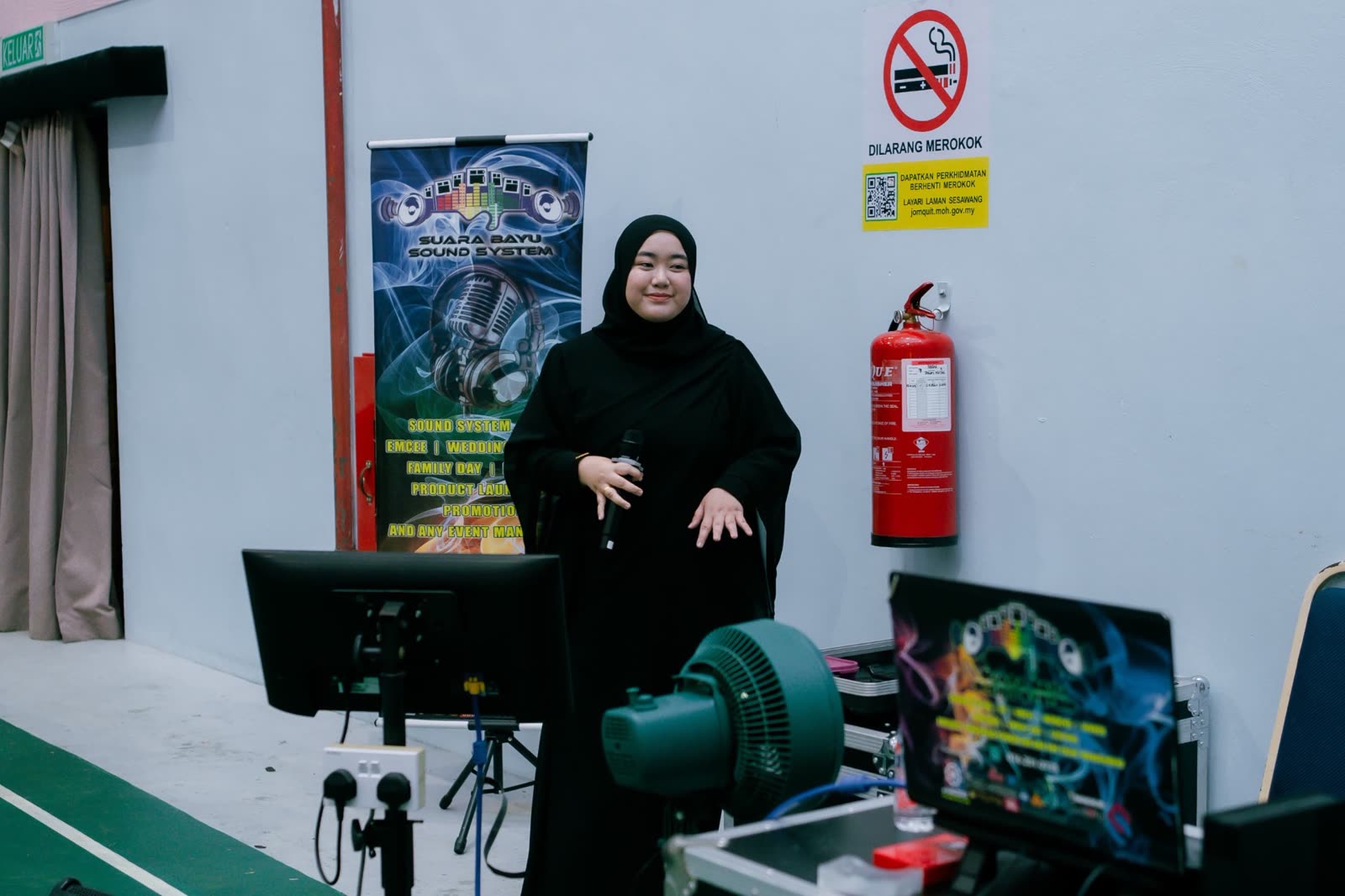 Farah Li holding a microphone at an event