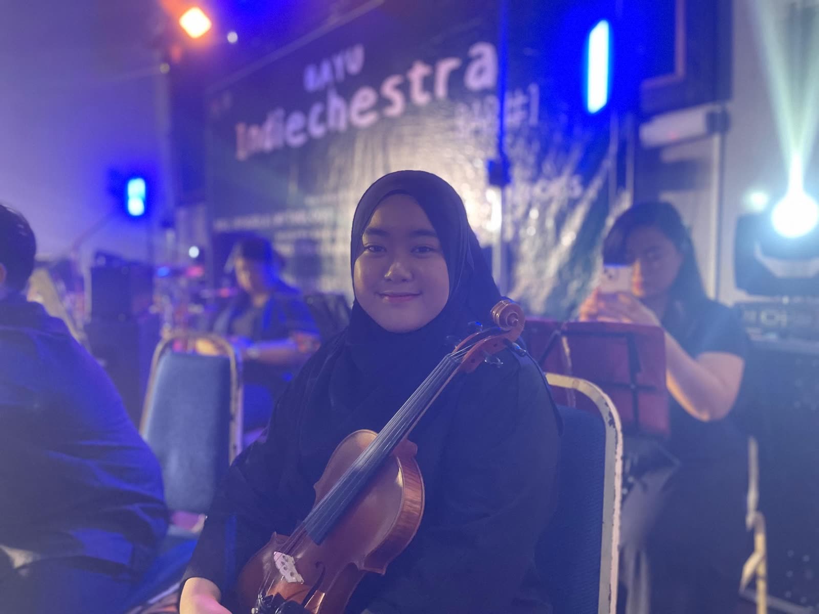 Portrait of Farah Li holding her violin